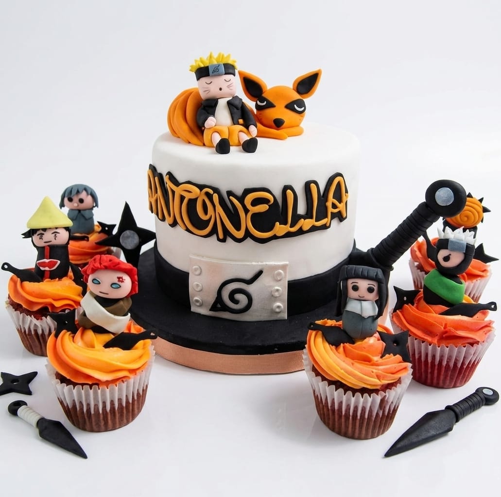 Torta temática de Naruto con figuras modeladas a mano y cupcakes de los personajes
