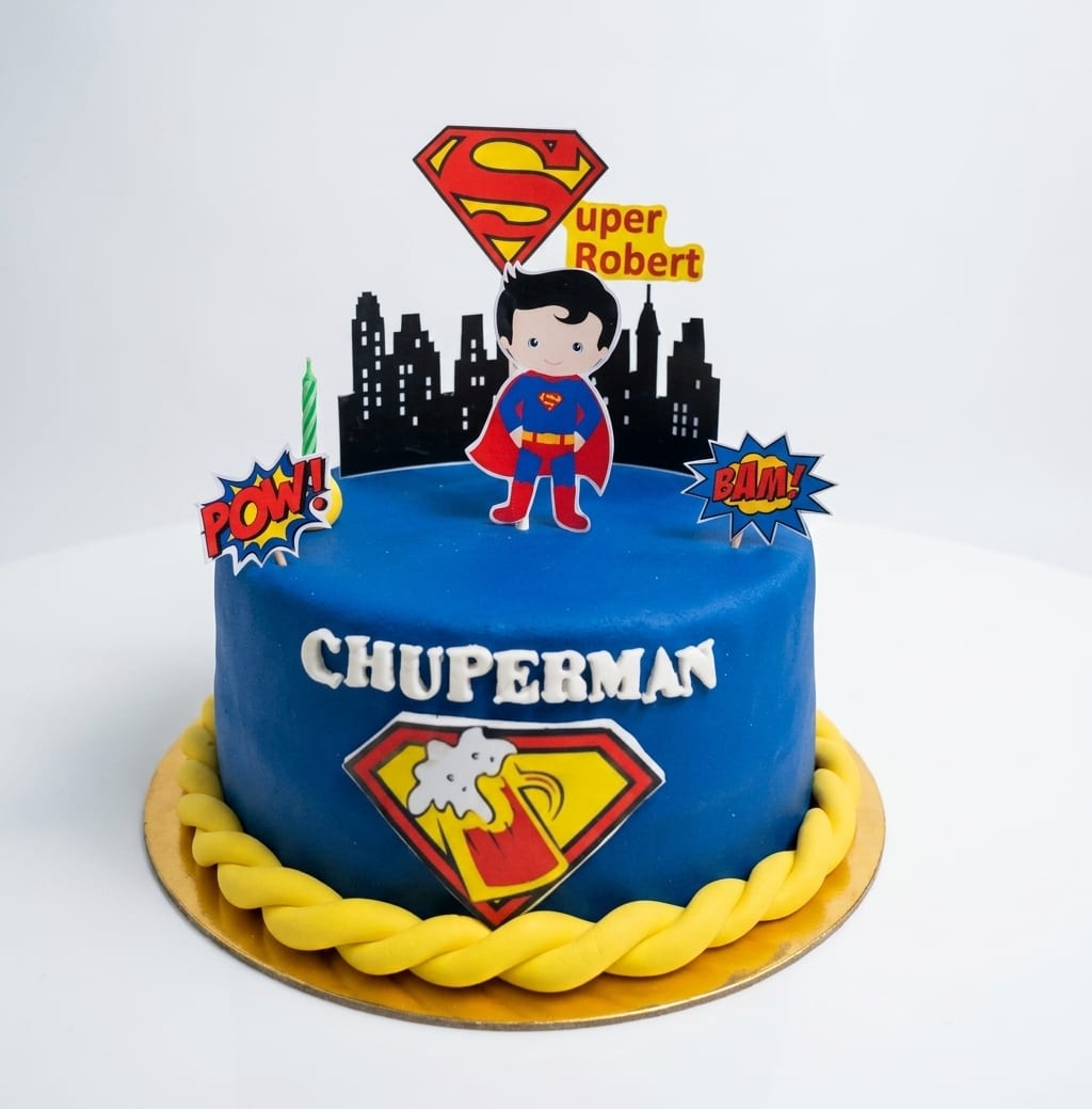Torta infantil azul de superhéroe con topper personalizado